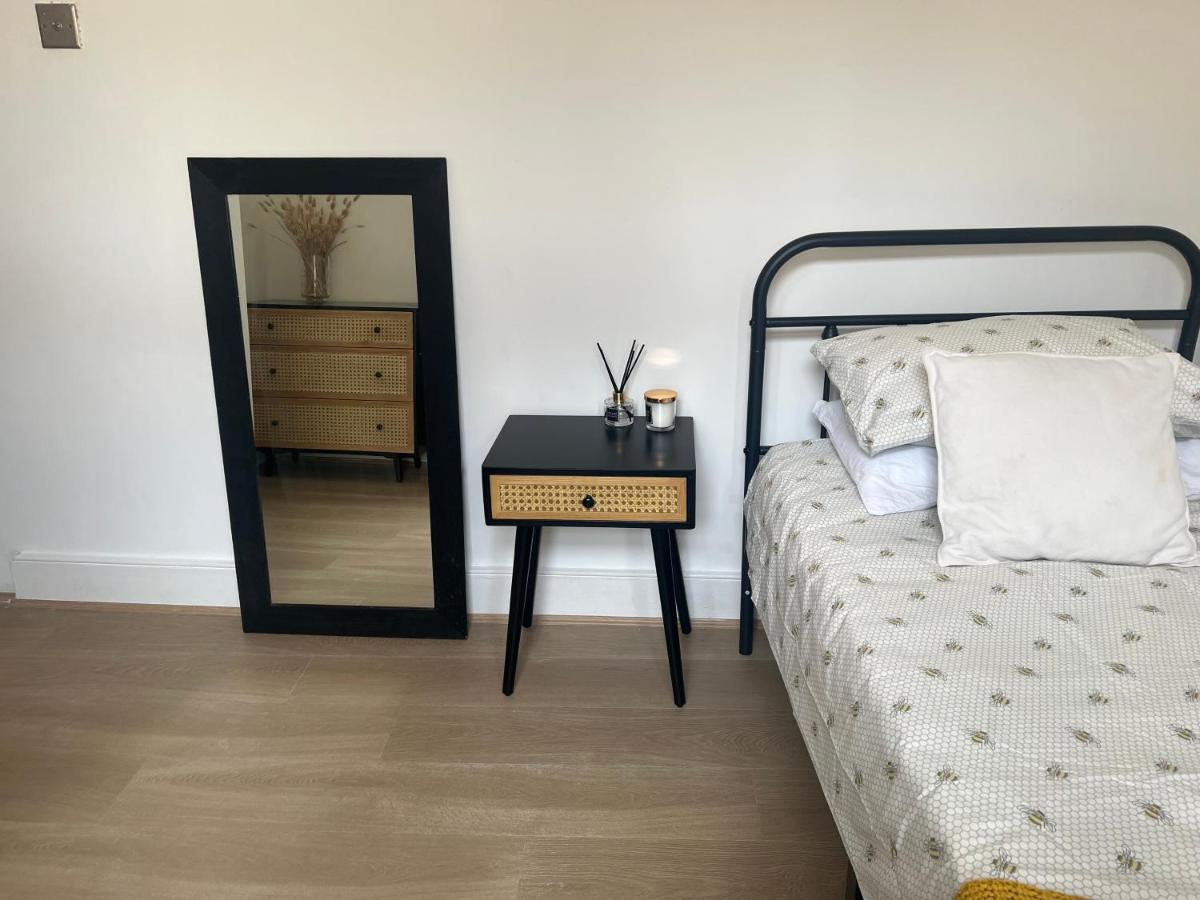 The Leyton Oasis Hotel Лондон Екстериор снимка